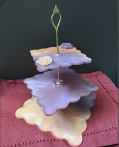 แท่นวางเค้กเรซินสามชั้นสำหรับเสิร์ฟอุปกรณ์โลหะแผ่นกลมพร้อมถาดรองเค้กเรซินอีพ็อกซี่จากอินเดีย - Product Image 3