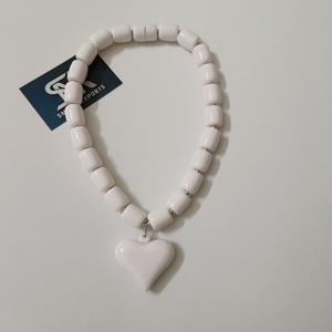 Magnifique collier en perles épaisses en résine blanche fait à la main avec fermoir magnétique, pendentif en forme de cœur, modèle d'ange léger, bijoux de mode pour - Product Image 1