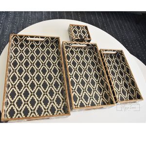 Ensemble de 3 plateaux décoratifs carrés classiques en bois faits à la main et peints à la main pour les fêtes - Product Image 3