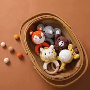 Vente en gros de hochets animaux au crochet personnalisés, jouets tricotés confortables pour bébés, artisanat textile et en tissu personnalisable - Product Image 2
