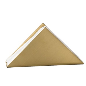 Servilletero en forma de triángulo personalizado al por mayor, modelo de anillo de latón chapado en oro para decoración de mesa de fiesta de boda, Material de Metal - Product Image 1