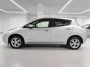 Nissan Leaf I 2016 (ZE/0/AZE0) con Batería de Litio, Asientos de Cuero, Neumáticos R18, 6 Asientos, Techo Panorámico - Product Image 3