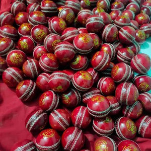 Bolas de cuero superior Nueva llegada Diseño personalizado Bolas duras de cricket ligeras/Bolas duras de cricket profesionales altas para practicar - Product Image 2