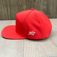 Bordado personalizado 7 Panel de ala plana rojo poliéster impermeable Gorras Laser Cut Hole Snapback Gorras Sombreros con logotipo personalizado