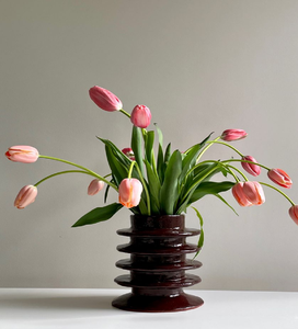 Un grand vase en céramique de forme ondulée avec des rayures bleues verticales audacieuses, parfait pour une maison à thème contemporain, à des prix de gros. - Product Image 3