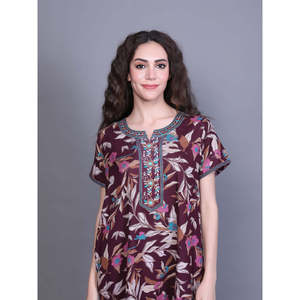 Camisones de Tela Suave Estilo Alpino con Bolsillo Lateral y Bordado en el Escote, Camisón Estampado - Product Image 3