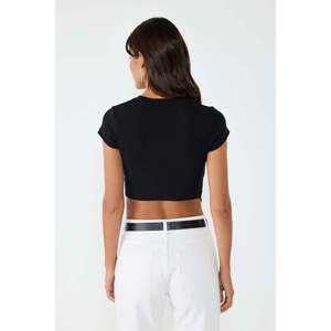 Blusa Corta Informal con Bordado de Piedras, Corte Asimétrico y Logotipo Frontal, 100% Algodón - Product Image 6