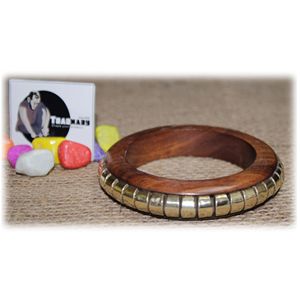 Brazalete de madera antiguo tradicional para mujer Color marrón con diseño de talla y piedra principal en forma de flor de diamante para bodas - Product Image 1