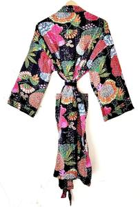 Veste Kantha en coton indien fait à la main pour femmes Robe d'hiver confortable noire avec ceinture à nouer pour vêtements de nuit de printemps - Product Image 2