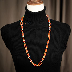 Mini collar de cadena multiusos Premium hecho de cuerno sintético en naranja vibrante accesorio de moda hecho a mano para mujer - Product Image 1