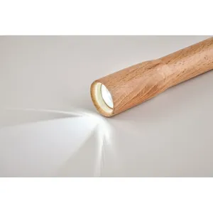 Lampe torche LED personnalisée avec poignée en bois de hêtre et piles AAA pour une utilisation en extérieur - Product Image 1