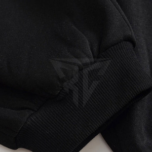 ชุดวอร์มผู้ชายแบบมีฮู้ดสำหรับฤดูหนาว ผลิตตามสั่ง (OEM) ไซส์ใหญ่ ผ้าฝ้าย 100% ระบายอากาศได้ดี MOQ ต่ำ ลายเรียบ จากผู้ผลิตในปากีสถาน - Product Image 4