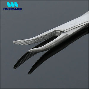 Pinzas Quirúrgicas Manuales de Acero Inoxidable en Forma de Codo de 12.5 cm de Calidad INNOVAMED, Uso Hospitalario, Abrazadera de Plástico, Certificación CE Clase I - Product Image 5