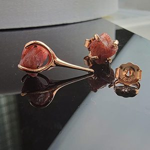 Boucles d'oreilles clous en or plaqué avec pierre de rubis brute de 5 à 7 mm, fabrication artisanale, délicates, minimalistes, pierre de naissance de juillet, bijoux pour femmes - Product Image 6