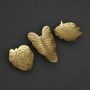 Bandeja de servicio de metal dorado de tamaño personalizado de estilo europeo con mango de hojas Bandeja de dulces para uso doméstico para servir en Ramadán - Product Image 1