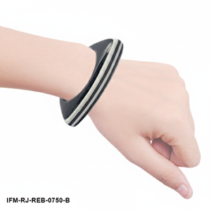 Brazalete de Resina Triangular Grueso con Rayas Blancas y Negras, Brazalete Geométrico de Estilo Retro Moderno para Mujer - Product Image 2