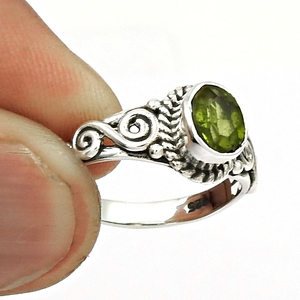 Bague en forme d'ovale en argent sterling 925 avec pierres précieuses en péridot naturel, tenue quotidienne, fabricant de bijoux faits à la main personnalisés de haute qualité - Product Image 2