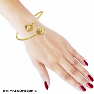Brazalete Abierto Ajustable de Latón Hecho a Mano con Concha de Cauri Natural y Detalles Florales de Nácar - Product Image 2