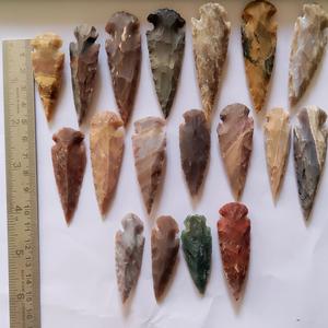 Vente en gros d'agate tricotée à la main, mascotte de jaspe à pointe de flèche en agate indienne de 2 pouces pour la chasse, pointe de tir à l'arc faite à la main - Product Image 1