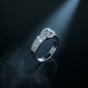 Bague élégante à bande ronde en CZ graduée, finition or blanc poli, design sculptural en forme de diamant, conception de bague haut de gamme - Product Image 3
