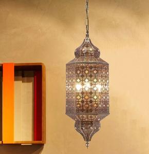 Farol colgante marroquí artesanal de hierro macizo con patrones rústicos que añaden un toque vintage a los espacios. - Product Image 1
