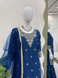 Buscando este hermoso traje de diseñador del mismo color en tela Heavy Chinon con interior y trabajo de hilo y secuencia y Sharara - Product Image 3