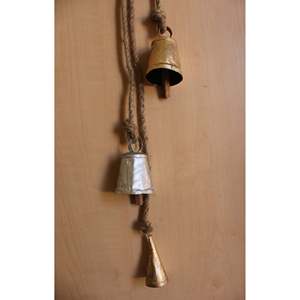 Carillon suspendu vintage en or et argent à 5 clochettes, 82 cm, avec claquettes en bois, décoration de Noël - Product Image 4