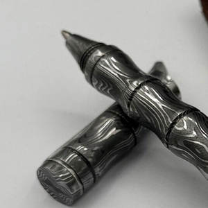 Stylo en acier Damas artisanal, stylo d'écriture de luxe fait à la main, design élégant pour le bureau, les affaires et les cadeaux - Product Image 6