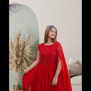 Livraison gratuite élégante robe Cape en mousseline de soie rouge Anarkali-robe de soirée et tenue de bal en gros - Product Image 4