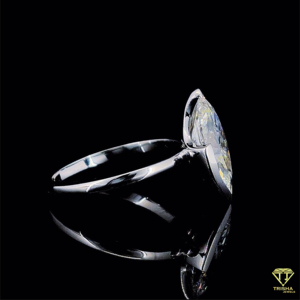 Bague unique en diamant moissanite taille marquise avec une finition brillante, un cadeau de mariage ou d'anniversaire élégant et intemporel pour elle - Product Image 4