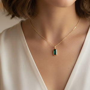 Colgante de Circonita Cúbica Verde en Forma de Baguette con Bisel, Hecho a Mano en Plata de Ley Chapada en Oro, Cadena Moderna, Compromiso Cristiano - Product Image 5