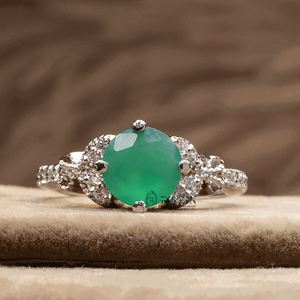 Solitario de diamante de corte redondo verde con anillo de compromiso de acento para mujer - Product Image 6