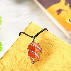 Pendentif enroulé en fil de pierre brute de cornaline Bijoux en cristal fabriqués à la main pour la guérison de l'énergie spirituelle et des cadeaux élégants - Product Image 5