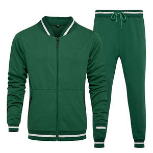 Ensemble de survêtement de course à pied pour homme Tissu respirant haute performance avec rayures réfléchissantes, parfait pour l'entraînement de nuit - Product Image 1