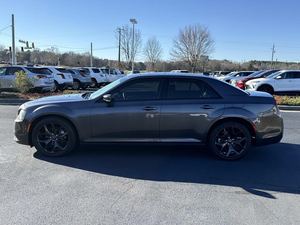 Chrysler 300 S V6 RWD Gris 2024 Usado con Asientos de Cuero, Sistema de Navegación, Paquete de Tecnología de Arranque Remoto, Asientos con Calefacción, Control Remoto - Product Image 6