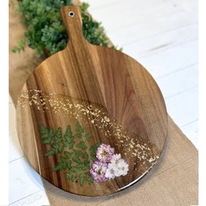 Planche à découper en bois de fruit, article décoratif, finition en résine, planche à découper écologique et durable en bois d'acacia - Product Image 4