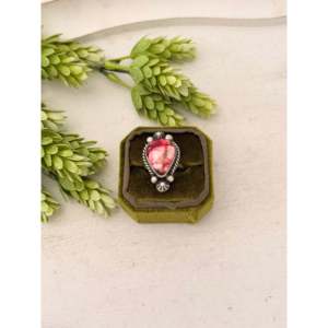 Anillo Ajustable Johnny Dixon con Dalia Rosa y Tecnología de Incrustación en Bisel de Plata de Ley, Regalo - Product Image 1