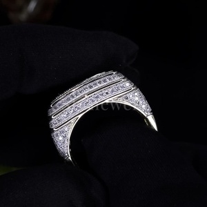 Bague Hip Hop de luxe en or carré et diamant Bijoux de déclaration modernes originaux pour hommes et femmes - Product Image 3