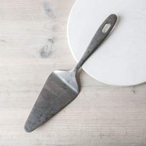 Cuillère à gâteau en métal de haute qualité avec finition dorée parfaite pour la boulangerie professionnelle et le service de desserts - Product Image 6