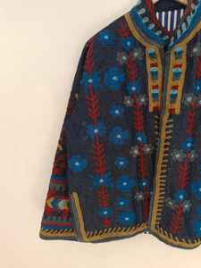 Veste en denim bleu Suzani, brodée à la main, style bohème, motif floral tribal, tenue statement, veste en denim brodée Suzani artisanale - Product Image 3