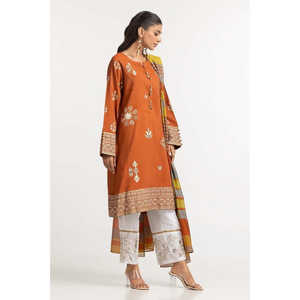 Chemise et dupatta en mousseline de soie teinte orange avec impression sérigraphique et broderie décorative en tissu de coton - Product Image 2