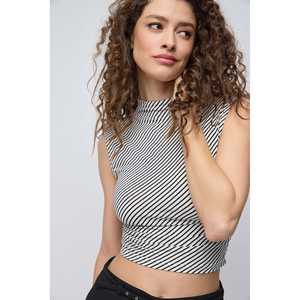 Blusa Corta con Detalles Fruncidos Laterales - Product Image 2