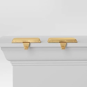 Elegante soporte de calcetín navideño de Metal dorado para chimenea Organizador de exhibición colgante festivo de vacaciones de Metal - Product Image 4