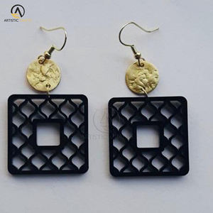 Boucles d'oreilles en métal à la mode pour femmes bijoux de créateur irréguliers de taille personnalisée avec des boîtes en bois élégantes - Product Image 4