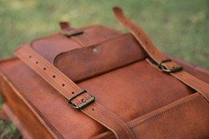 Sac à dos vintage en cuir marron véritable fait à la main pour hommes et femmes pour le trekking et les voyages - Product Image 3