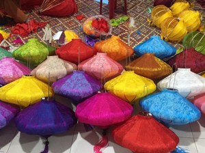 Farol de Seda Hecho a Mano, Elegante Farol Decorativo para Decoración del Hogar, Eventos y Festivales // Sra. Lily - Product Image 3