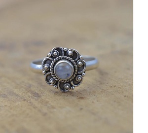 Bague élégante en pierre de lune arc-en-ciel en argent sterling 925 avec pierres précieuses naturelles Bijoux en pierre de lune blanche faits à la main pour femmes avec motif floral - Product Image 2