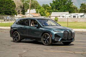 2023 BMW IX XDrive50 AWD รถสปอร์ต4dr พร้อมที่นั่งหนังกล่องเกียร์อัตโนมัติกล้องด้านหลังเครื่องยนต์4L แก๊ส/ไฟฟ้า - Product Image 3