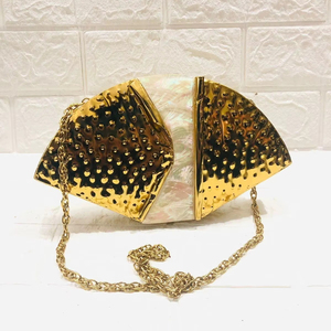 Sacs à main pour femmes de luxe cloutés en pierre MOP personnalisés Boîte d'embrayage en laiton à la mode pour les soirées - Product Image 1