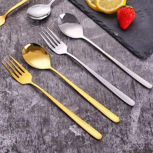 Ensemble de couverts en métal élégant offrant une prise en main équilibrée et confortable pour les familles accueillant des invités lors des repas quotidiens - Product Image 4